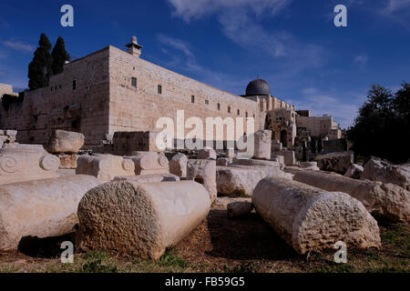 Umgestürzte Säulen und stürzte Mauern islamischer Gebäude, die bei dem Erdbeben von 749 zerstört wurden, liegen direkt außerhalb des Al-Aqsa-Komplexes in der Altstadt von Jerusalem. Israel. Stockfoto