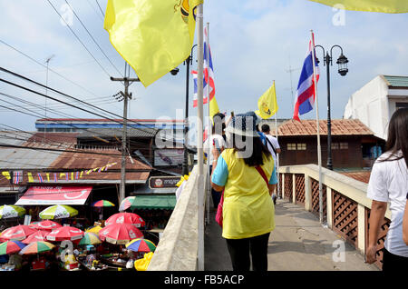 Menschen und Boot verkaufen Lebensmittel für Reisende in Amphawa Floating Market am 6. Dezember 2015 in Samut Songkhram, Thailand Stockfoto