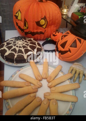 Die schrecklichen Halloween-Snacks mit Fingern von cookies Stockfoto