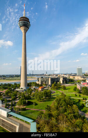 Düsseldorf, Deutschland, Parlament Gebäude von Nord Rhein Westfalen, links, und Apartmenthäuser, Rhein, Rheinturm, Stockfoto