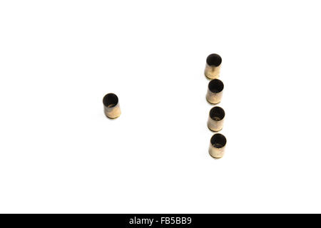 Leere 9mm Kugel Muscheln über weißem Hintergrund stehen Stockfoto