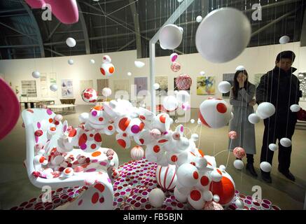 Nanjing, China Jiangsu Provinz. 10. Januar 2016. Menschen betrachten Kunstwerke von Studenten während einer Kunst und Design Show in Nanjing, der Hauptstadt der ostchinesischen Provinz Jiangsu, 10. Januar 2016. © Wang Xin/Xinhua/Alamy Live-Nachrichten Stockfoto