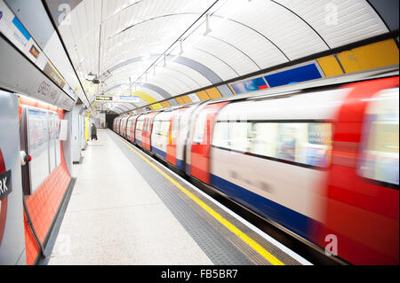 Rohr-Zug fährt durch Green Park U-Bahn Station auf der Jubilee Line in London. Stockfoto