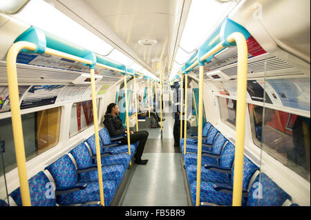 Reisende in eine leere ruhig Wagen mit der Londoner U-Bahn mit der Jubilee Line u-Bahn in London. Stockfoto