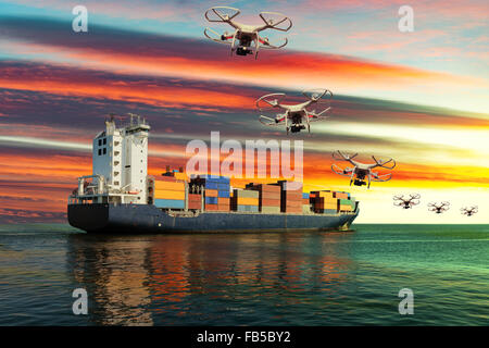 Die kleine Drohnen fliegen in den Sonnenuntergang mit Containerschiff am Meer. Stockfoto