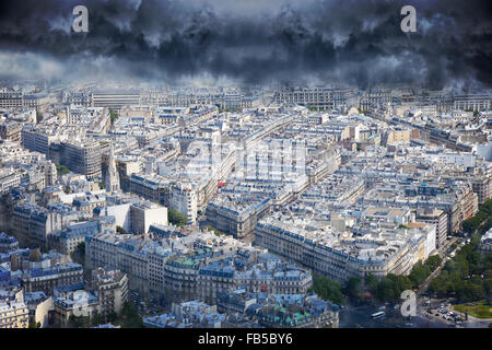 Dunkle Wolken nähert sich über die Stadt Regen im Winter ankündigt. Stockfoto