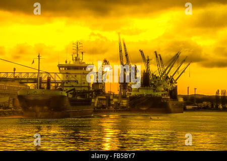 Silhouetten von Kränen und Schiffe im Hafen von Danzig, Polen. Stockfoto