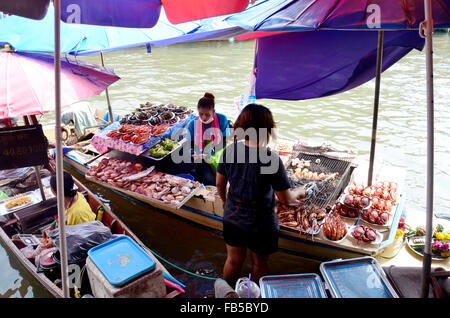 Menschen-Verkauf-Küche und Meeresfrüchte auf Boot für Reisende in Amphawa Floating Market am 6. Dezember 2015 in Samut Songkhram, Thailand Stockfoto