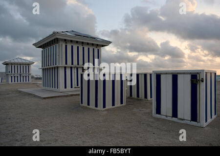 Ein Blick auf eine typische Miami Beach-Hütte am Tag. Eine Weitwinkelaufnahme mit Atlantischen Meer im Hintergrund, blauer Himmel mit weißen Wolken. Stockfoto