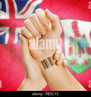 Barcode-ID-Nummer am Handgelenk einer menschlichen und nationale Flagge auf Hintergrund-Serie - Bermuda Stockfoto