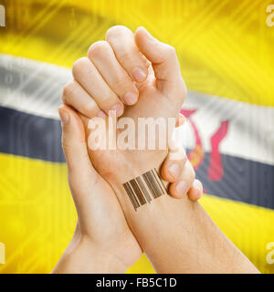 Barcode-ID-Nummer am Handgelenk einer menschlichen und nationale Flagge auf Hintergrund-Serie - Brunei Stockfoto