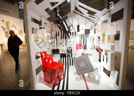 Nanjing, China Jiangsu Provinz. 10. Januar 2016. Ein Mann sieht Kunstwerke von Studenten während einer Kunst und Design Show in Nanjing, der Hauptstadt der ostchinesischen Provinz Jiangsu, 10. Januar 2016. © Wang Xin/Xinhua/Alamy Live-Nachrichten Stockfoto