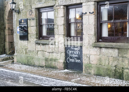 Porthleven, Cornwall, UK. 10. Januar 2016. Großbritannien Wetter. Böig Duschen mit Hagelkorn hit Porthleven heute wie kälteres Wetter startet diese Woche in ganz Großbritannien zu fegen. Bildnachweis: Simon Yates/Alamy Live-Nachrichten Stockfoto