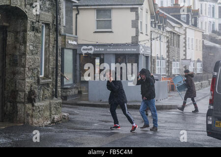 Porthleven, Cornwall, UK. 10. Januar 2016. Großbritannien Wetter. Böig Duschen mit Hagelkorn hit Porthleven heute wie kälteres Wetter startet diese Woche in ganz Großbritannien zu fegen. Bildnachweis: Simon Yates/Alamy Live-Nachrichten Stockfoto