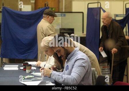 (160110)--Athen, 10. Januar 2016 (Xinhua)--Wähler vorzubereiten, Stimmzettel in einem Wahllokal im Vorort Kifissia, nördlich von Athen, auf Sonntag, 10. Januar 2016 zu werfen. Griechenlands konservative Nea Dimokratia Oppositionspartei durchgeführt, eine bundesweite Abstimmung, einen neuen Vorsitzenden zu wählen. (Xinhua/Marios Lolos) Stockfoto