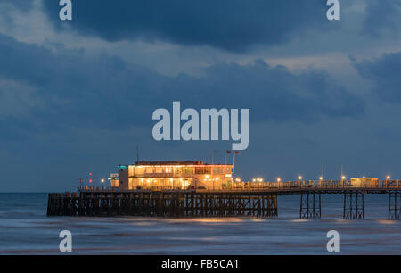 Worthing Pier leuchtet in der Nacht in Worthing, West Sussex, England, UK. Stockfoto