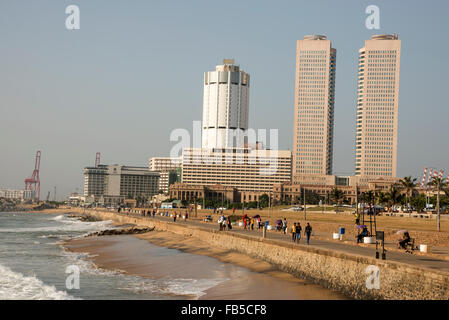 Galle Face Strand in Colombo, Sri Lanka.   Erhöhten Hochhäuser sind der Zentrale des Ceylon-Bank und die Twin Towers o Stockfoto