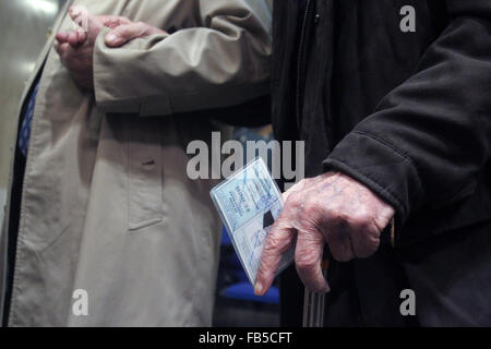 (160110)--Athen, 10. Januar 2016 (Xinhua)--Wähler vorzubereiten, Stimmzettel in einem Wahllokal im Vorort Kifissia, nördlich von Athen, auf Sonntag, 10. Januar 2016 zu werfen. Griechenlands konservative Nea Dimokratia Oppositionspartei durchgeführt, eine bundesweite Abstimmung, einen neuen Vorsitzenden zu wählen. (Xinhua/Marios Lolos) Stockfoto