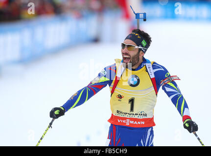 Ruhpolding, Deutschland. 10. Januar 2016. Frankreichs Martin Fourcade feiert nach dem Sieg der Herren 15 km Massenstart bei den Biathlon-Weltcup in der Chiemgau Arena in Ruhpolding, Deutschland, 10. Januar 2016. Foto: KARL-JOSEF HILDENBRAND/Dpa/Alamy Live News Stockfoto