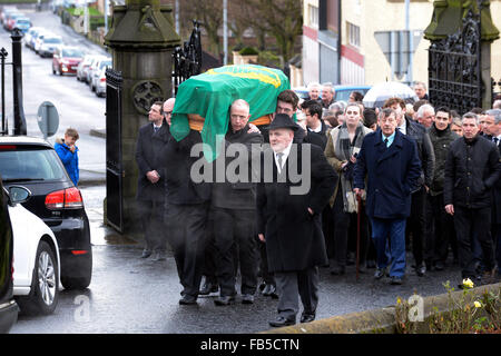 Londonderry, UK. 10. Januar 2016. Beerdigung des Civil Rights Veteran Paddy Doherty statt in Londonderry, Nordirland, Vereinigtes Königreich. 10. Januar 2016. Der Sarg des veteran Bürgerrechtler 89 Jahr – alte Paddy Doherty, besser bekannt als "Paddy Bogside", mit einer grünen Harfe Fahne drapiert erfolgt in St Eugene Kathedrale in Derry am Sonntagmorgen für Requiem Messe Credit: George Sweeney/Alamy Live News Stockfoto