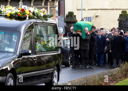 Londonderry, UK. 10. Januar 2016. Beerdigung des Civil Rights Veteran Paddy Doherty statt in Londonderry, Nordirland, Vereinigtes Königreich. 10. Januar 2016. Der Sarg des veteran Bürgerrechtler 89 Jahr – alte Paddy Doherty, besser bekannt als "Paddy Bogside", mit einer grünen Harfe Fahne drapiert erfolgt in St Eugene Kathedrale in Derry am Sonntagmorgen für Requiem Messe Credit: George Sweeney/Alamy Live News Stockfoto