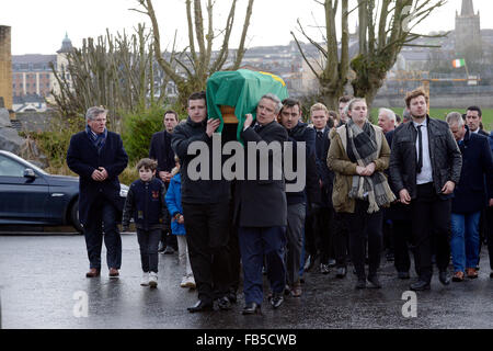 Londonderry, UK. 10. Januar 2016. Beerdigung des Civil Rights Veteran Paddy Doherty statt in Londonderry, Nordirland, Vereinigtes Königreich. 10. Januar 2016. Der Sarg des veteran Bürgerrechtler 89 Jahr – alte Paddy Doherty, besser bekannt als "Paddy Bogside", mit einer grünen Harfe Fahne drapiert erfolgt in St Eugene Kathedrale in Derry am Sonntagmorgen für Requiem Messe Credit: George Sweeney/Alamy Live News Stockfoto