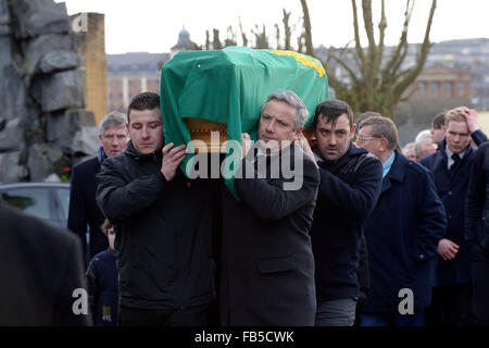 Londonderry, UK. 10. Januar 2016. Beerdigung des Civil Rights Veteran Paddy Doherty statt in Londonderry, Nordirland, Vereinigtes Königreich. 10. Januar 2016. Der Sarg des veteran Bürgerrechtler 89 Jahr – alte Paddy Doherty, besser bekannt als "Paddy Bogside", mit einer grünen Harfe Fahne drapiert erfolgt in St Eugene Kathedrale in Derry am Sonntagmorgen für Requiem Messe Credit: George Sweeney/Alamy Live News Stockfoto