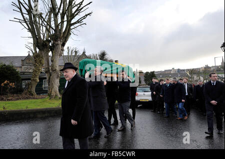 Londonderry, UK. 10. Januar 2016. Beerdigung des Civil Rights Veteran Paddy Doherty statt in Londonderry, Nordirland, Vereinigtes Königreich. 10. Januar 2016. Der Sarg des veteran Bürgerrechtler 89 Jahr – alte Paddy Doherty, besser bekannt als "Paddy Bogside", mit einer grünen Harfe Fahne drapiert erfolgt in St Eugene Kathedrale in Derry am Sonntagmorgen für Requiem Messe Credit: George Sweeney/Alamy Live News Stockfoto