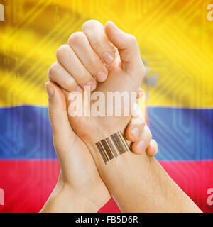 Barcode-ID-Nummer am Handgelenk einer menschlichen und nationale Flagge auf Hintergrund-Serie - Ecuador Stockfoto