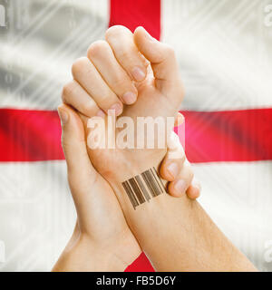Barcode-ID-Nummer am Handgelenk einer menschlichen und nationale Flagge auf Hintergrund-Serie - England Stockfoto
