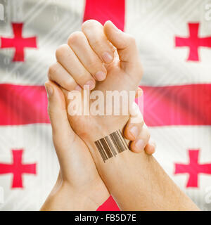 Barcode-ID-Nummer am Handgelenk einer menschlichen und nationale Flagge auf Hintergrund-Serie - Georgien Stockfoto