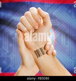 Barcode-ID-Nummer am Handgelenk einer menschlichen und nationale Flagge auf Hintergrund-Serie - Guam Stockfoto