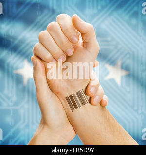 Barcode-ID-Nummer am Handgelenk einer menschlichen und nationale Flagge auf Hintergrund-Serie - Mikronesien Stockfoto