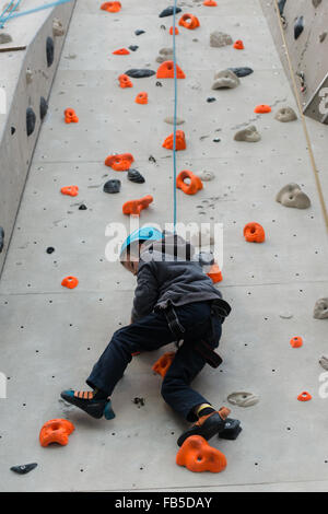 Junge bei Edinburgh International Arena (EICA) in der Nähe von Ratho Klettern Klettern Stockfoto