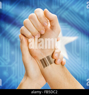 Barcode-ID-Nummer am Handgelenk einer menschlichen und nationale Flagge auf Hintergrund-Serie - Somalia Stockfoto