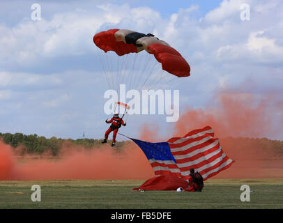 Die 2015 RAF Red Devils Fallschirm Display Team am Flugplatz Bruntingthorpe, Leicestershire Stockfoto