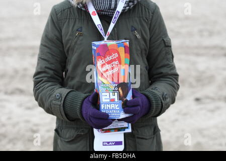 Gdansk, Polen 10. Januar 2016 Freiwilligen mit eine Spardose sieht man beim Sammeln von Geld für 24. Grand Finale der große Orchester der Weihnachtshilfe in Danzig, Polen. Tausende von Freiwilligen sammeln Sie Geld in besondere Dosen gekennzeichnet mit einem roten Herz auf der Straße. Diesem Jahr Finale ist wieder einmal Pädiatrie und Geriatrie gewidmet. Bildnachweis: Michal Fludra/Alamy Live-Nachrichten Stockfoto