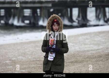 Gdansk, Polen 10. Januar 2016 Freiwilligen mit eine Spardose sieht man beim Sammeln von Geld für 24. Grand Finale der große Orchester der Weihnachtshilfe in Danzig, Polen. Tausende von Freiwilligen sammeln Sie Geld in besondere Dosen gekennzeichnet mit einem roten Herz auf der Straße. Diesem Jahr Finale ist wieder einmal Pädiatrie und Geriatrie gewidmet. Bildnachweis: Michal Fludra/Alamy Live-Nachrichten Stockfoto