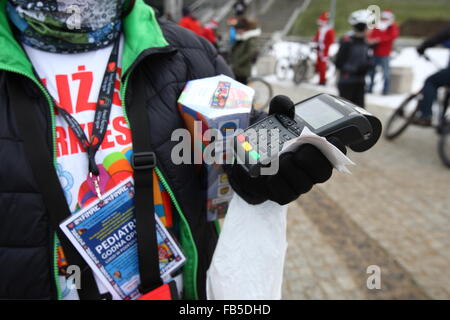 Gdansk, Polen 10. Januar 2016 Freiwilligen mit eine Spardose sieht man beim Sammeln von Geld für 24. Grand Finale der große Orchester der Weihnachtshilfe in Danzig, Polen. Tausende von Freiwilligen sammeln Sie Geld in besondere Dosen gekennzeichnet mit einem roten Herz auf der Straße. Diesem Jahr Finale ist wieder einmal Pädiatrie und Geriatrie gewidmet. Bildnachweis: Michal Fludra/Alamy Live-Nachrichten Stockfoto