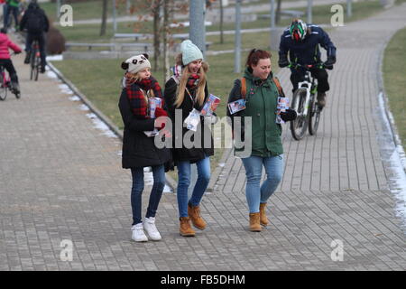Gdansk, Polen 10. Januar 2016 Freiwilligen mit eine Spardose sieht man beim Sammeln von Geld für 24. Grand Finale der große Orchester der Weihnachtshilfe in Danzig, Polen. Tausende von Freiwilligen sammeln Sie Geld in besondere Dosen gekennzeichnet mit einem roten Herz auf der Straße. Diesem Jahr Finale ist wieder einmal Pädiatrie und Geriatrie gewidmet. Bildnachweis: Michal Fludra/Alamy Live-Nachrichten Stockfoto