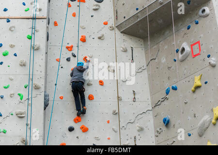 Junge bei Edinburgh International Arena (EICA) in der Nähe von Ratho Klettern Klettern Stockfoto