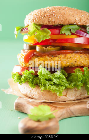 vegetarische Kichererbsen und Mais-Burger mit Pfeffer Jalapeno Zwiebel Stockfoto