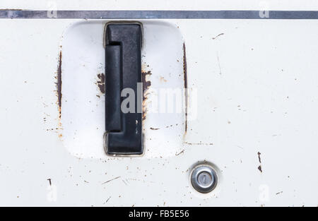 Schwarzer Griff des alten rostigen Autos. Stockfoto