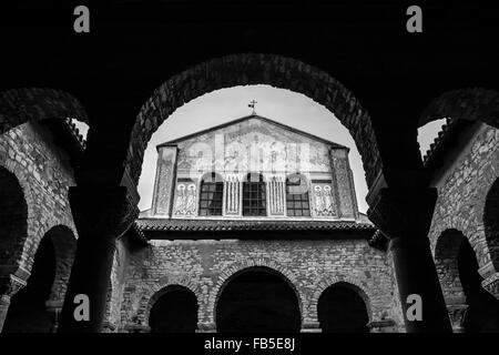 Alte Kirche in schwarz / weiß Pula Kroatien Stockfoto