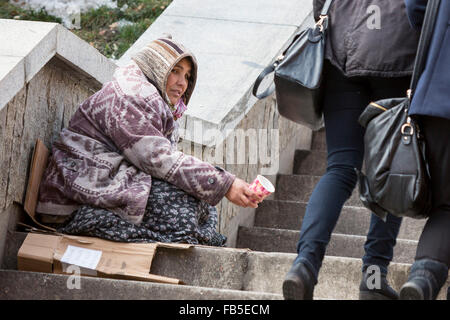 Sofia, Bulgarien - 8. Januar 2016: Obdachlose Zigeunerin ist für Geld in das Zentrum der bulgarischen Hauptstadt Sofia betteln. Jahre Stockfoto