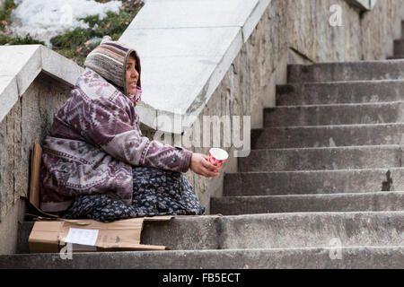 Sofia, Bulgarien - 8. Januar 2016: Obdachlose Zigeunerin ist für Geld in das Zentrum der bulgarischen Hauptstadt Sofia betteln. Jahre Stockfoto