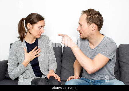 Mann und Frau in einem Bus mit einem Kampf Stockfoto