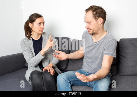 Mann und Frau in einem Bus mit einem Kampf Stockfoto