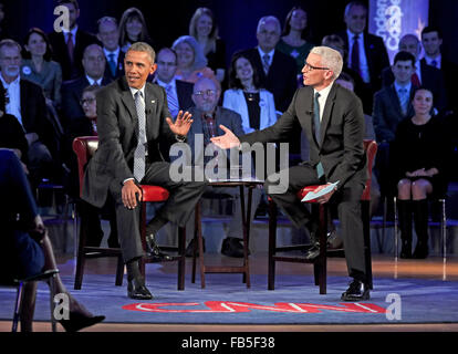 US-Präsident Barack Obama beteiligt sich an ein Ereignis live Rathaus mit CNN es Anderson Cooper auf die Verringerung der Waffengewalt in Amerika an der George Mason Universität, Fairfax, Virginia am 7. Januar 2016. Bildnachweis: Aude Guerrucci / über CNP - kein Draht-SERVICE - Pool Stockfoto