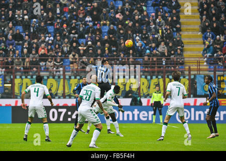 Mailand, Italien. 10. Januar 2016. Gary Medel von Inter Mailand gewinnt die Header in der italienischen Serie ein League Fußballspiel zwischen Inter Mailand und Sassuolo Calcio am San Siro Stadion in Mailand, Italien. Sassuolo schockiert Inter mit einem 0: 1 Sieg von zu Hause weg. © Aktion Plus Sport/Alamy Live-Nachrichten Stockfoto